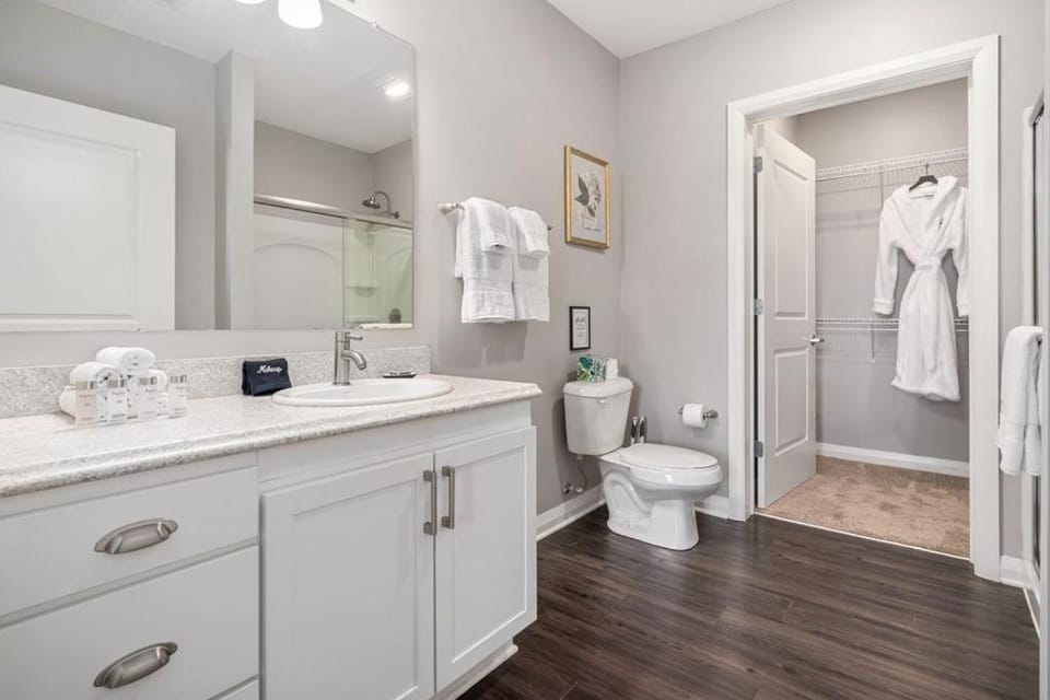 City View Designer Elevator Covered Parking Apartment in Franklinton
