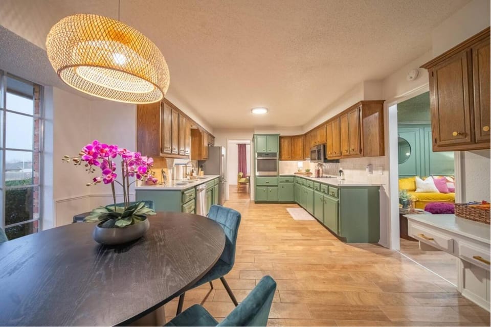 Luxury 4BR OKC Retreat w Hot Tub & Pool Table House in Oklahoma City