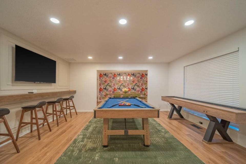 Luxury 4BR OKC Retreat w Hot Tub & Pool Table House in Oklahoma City
