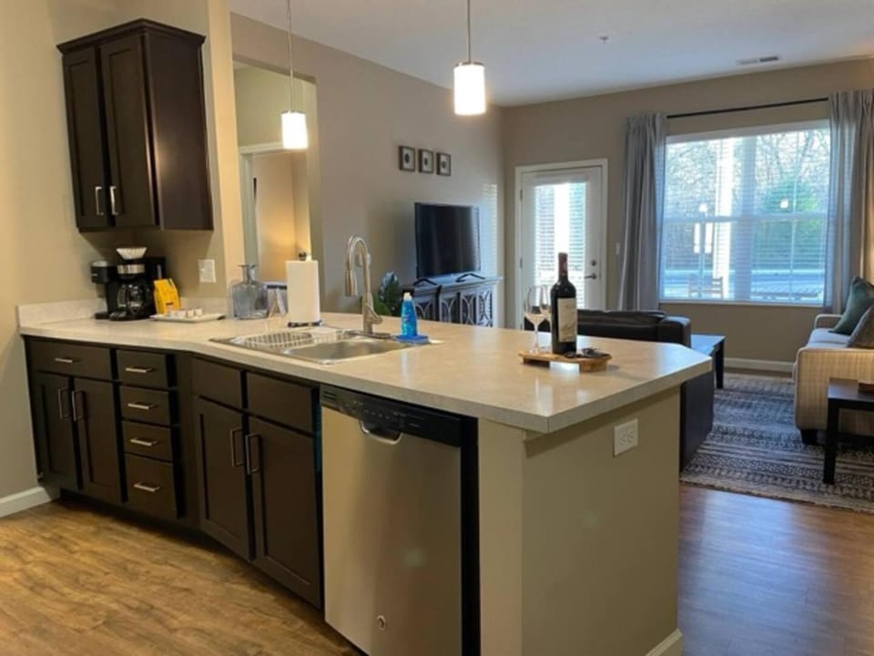 The Hilliard Executive No Steps Luxury Beds Apartment in Hilliard