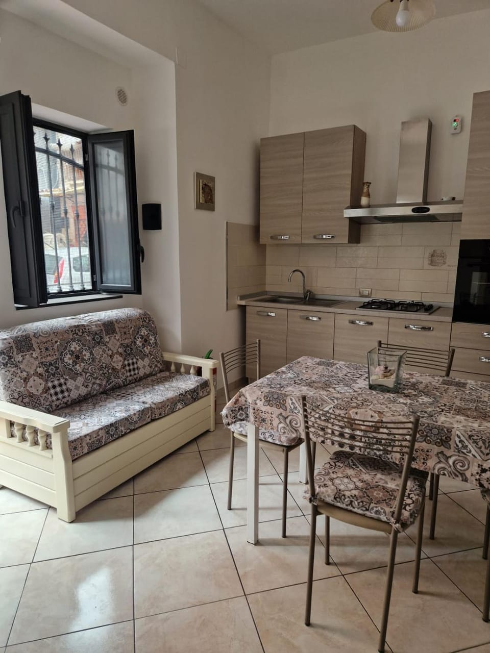 Kitchen or kitchenette, Living room, Seating area, Dining area, oven, stove