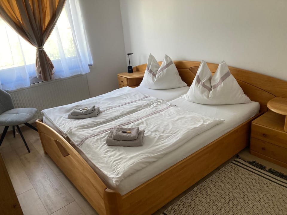 Bed, Bedroom, towels