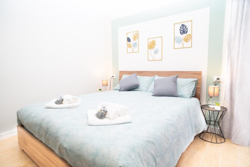 Bed, Bedroom, towels