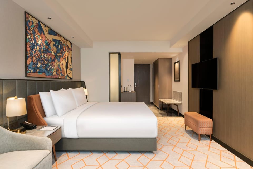 Bed, TV and multimedia, Photo of the whole room, Seating area, Bedroom