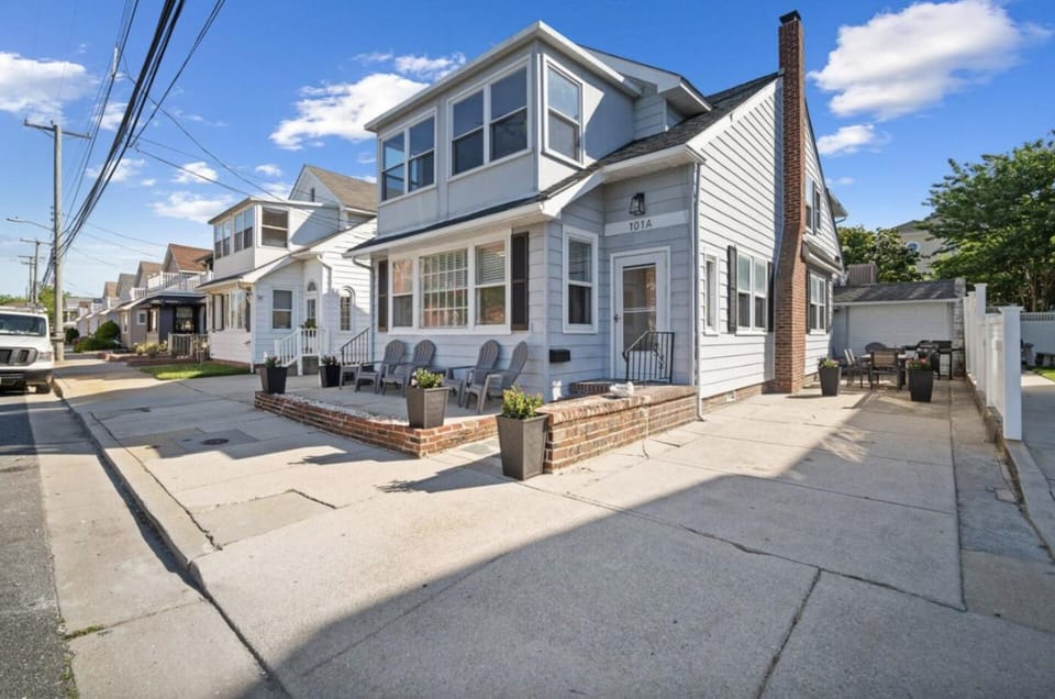 Salt Life Retreat Unit A-2BR/2BA, Heart of Margate House in Margate City