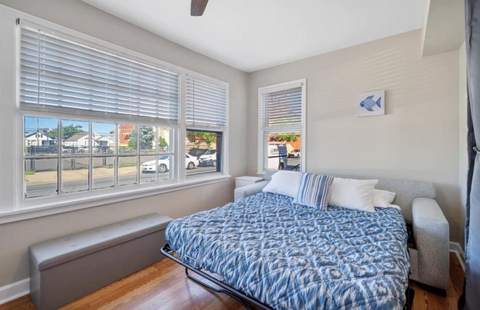 Salt Life Retreat Unit A-2BR/2BA, Heart of Margate House in Margate City