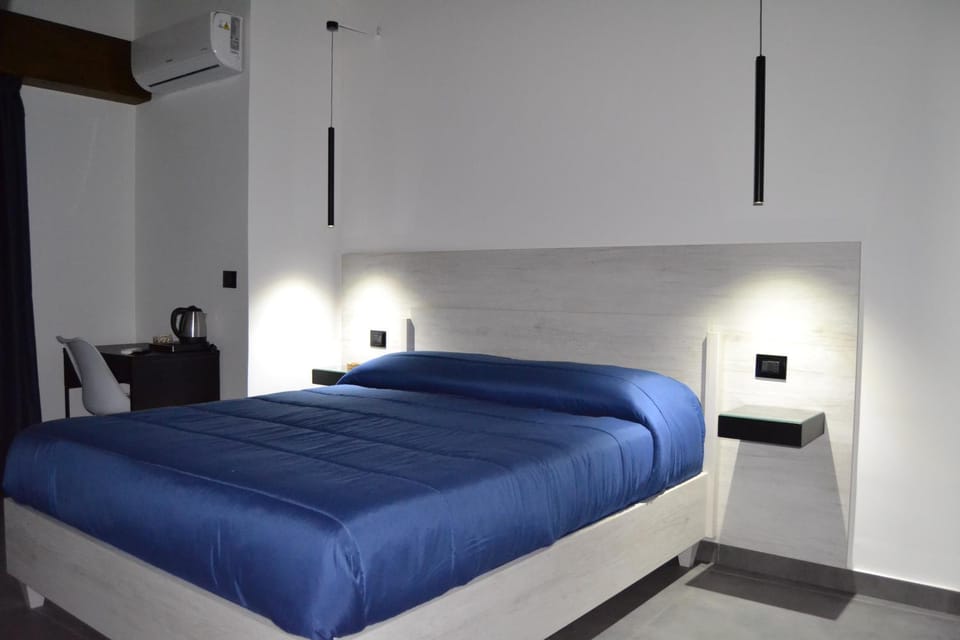 Bed, Photo of the whole room, Bedroom, air conditioner