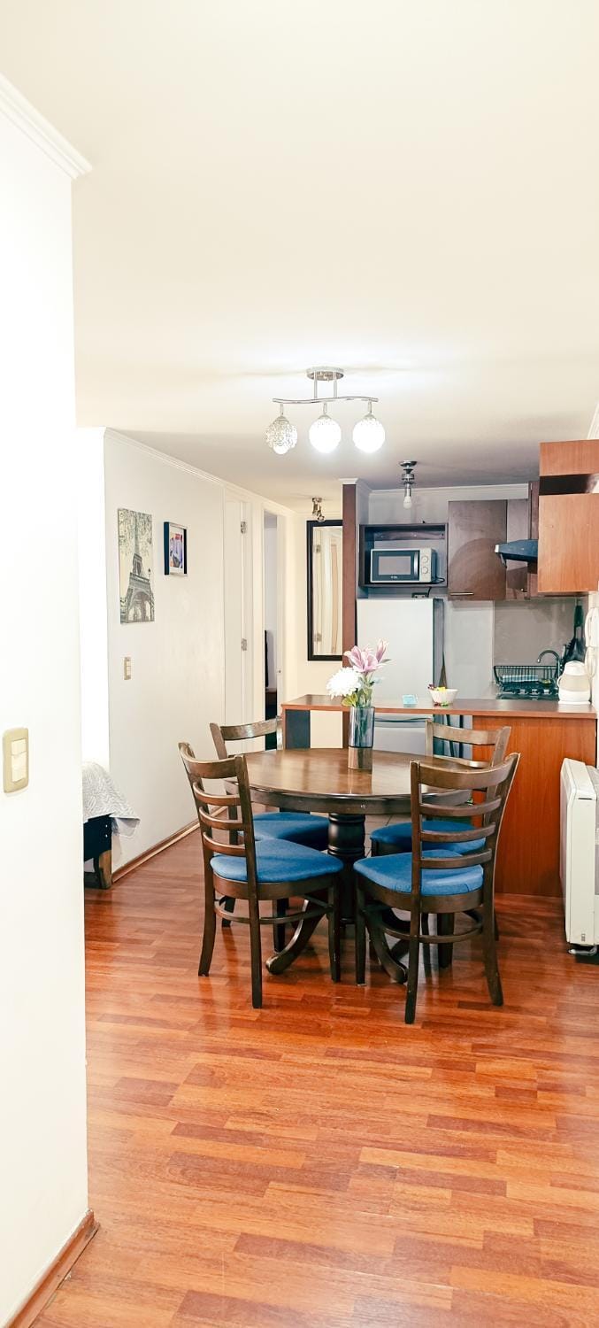 Kitchen or kitchenette, Dining area, minibar, oven, stove