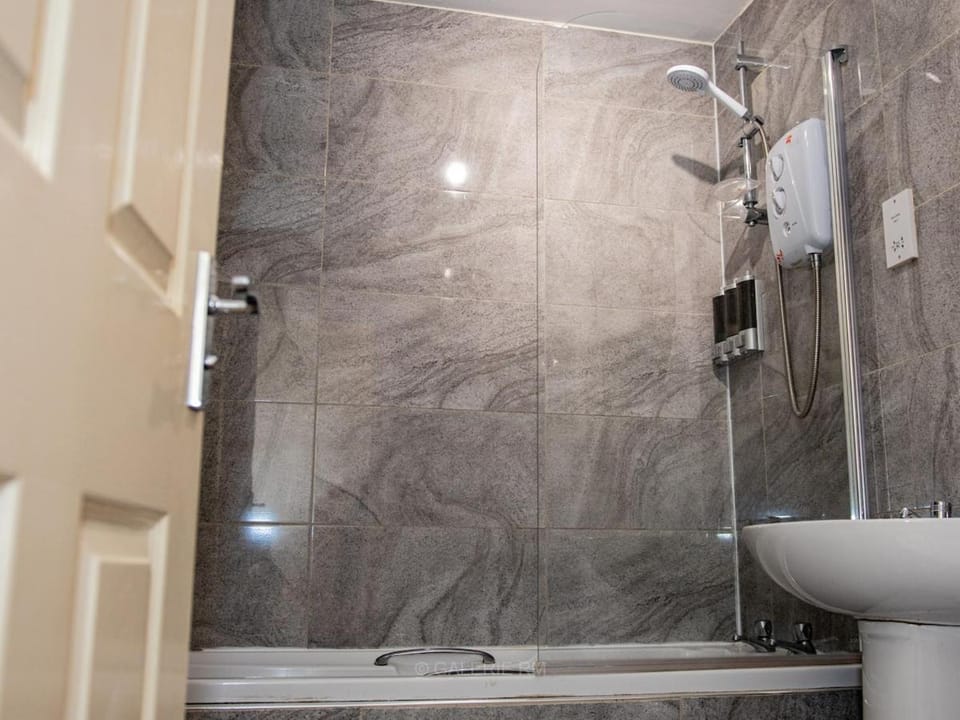 2bed Flat with private parking Apartment in Walsall
