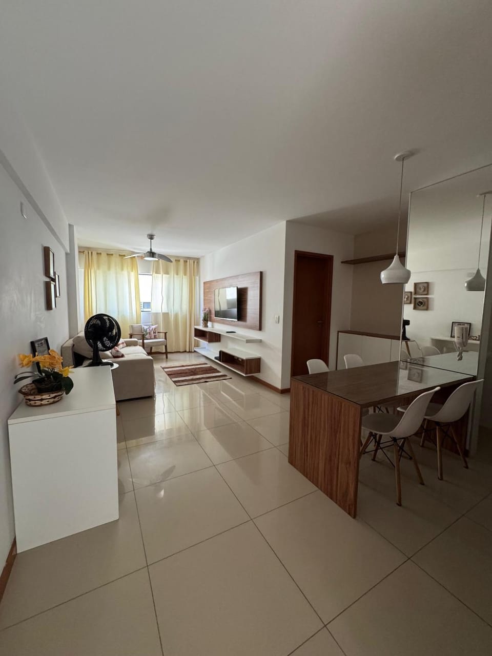 TV and multimedia, Living room, Seating area, Dining area