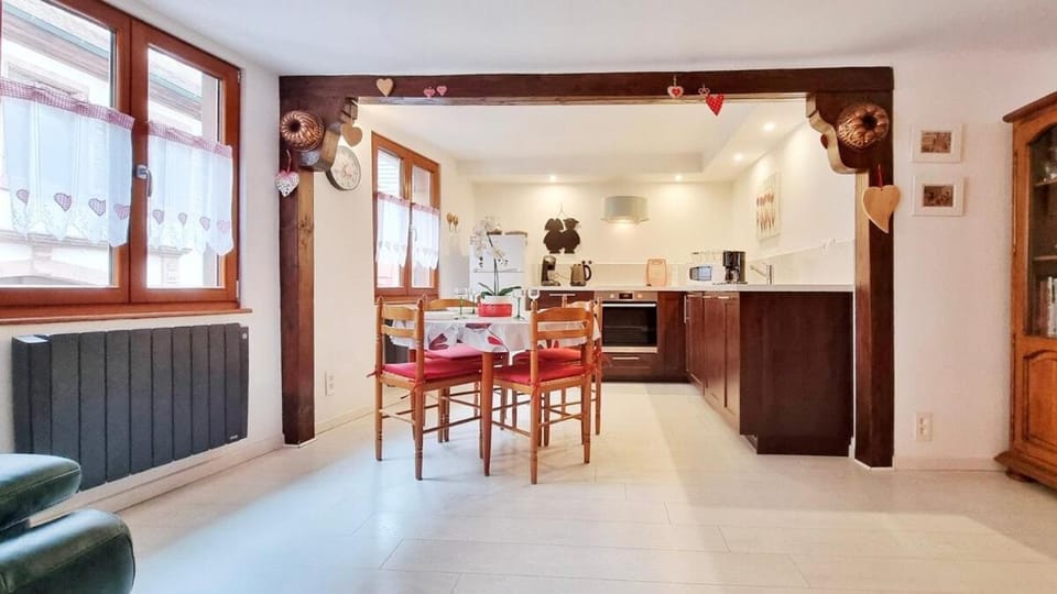 Kitchen or kitchenette, Dining area