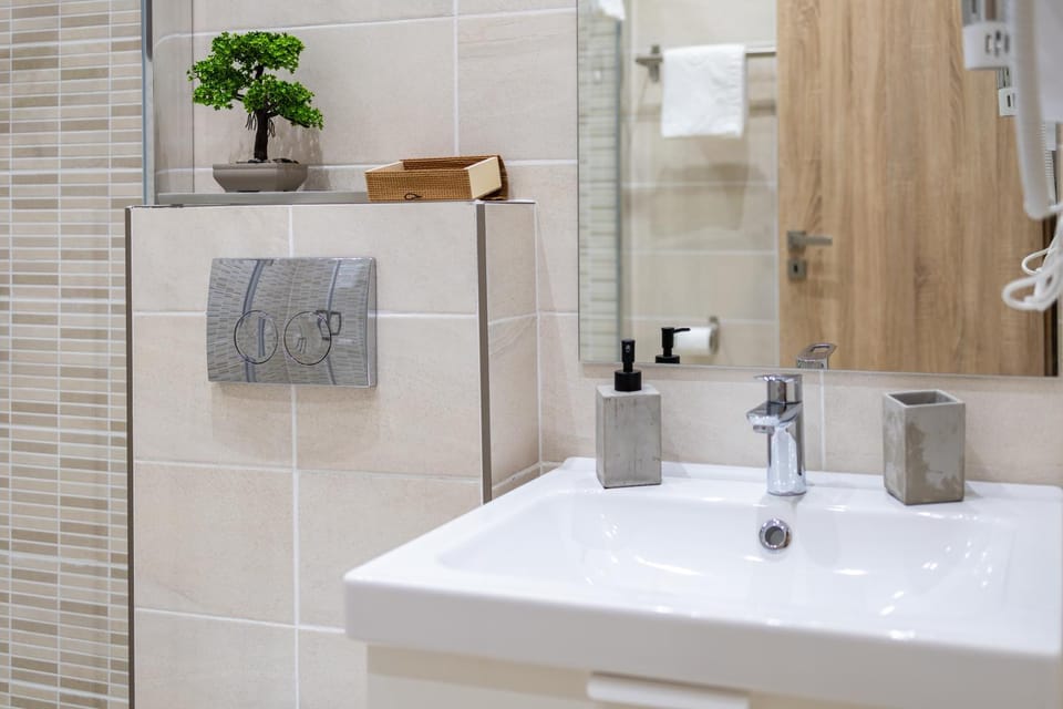 Shower, Toilet, Bathroom, Decorative detail, towels