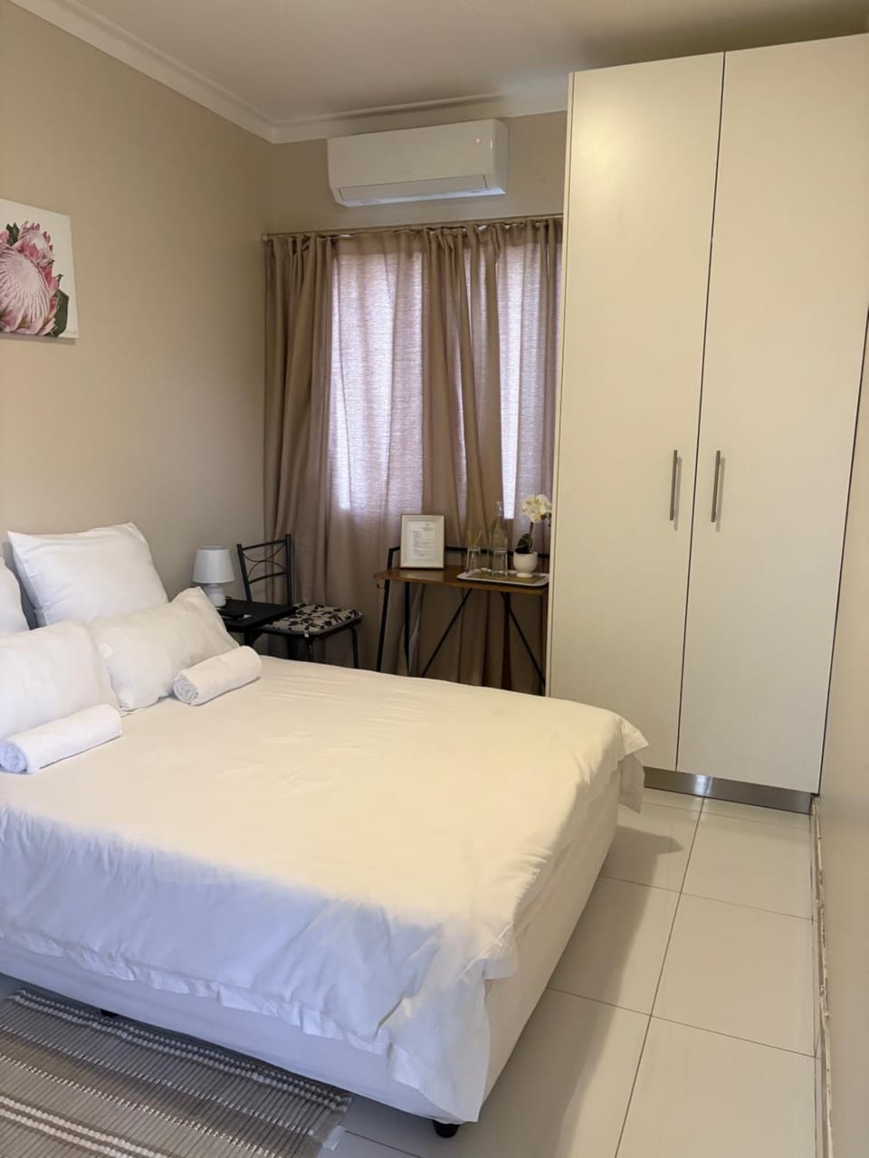 Bed, Photo of the whole room, Bedroom, wardrobe, air conditioner