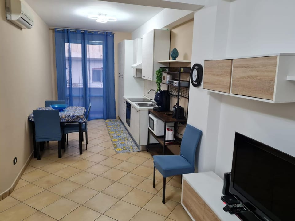 TV and multimedia, Kitchen or kitchenette, Dining area, oven, stove, air conditioner