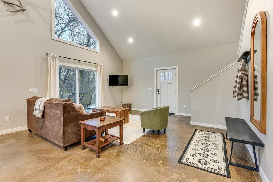'Red Rock Lodge' w/ Hot Tub Near Raceway & Pella! House in Iowa