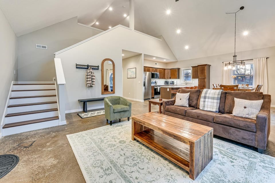 'Red Rock Lodge' w/ Hot Tub Near Raceway & Pella! House in Iowa