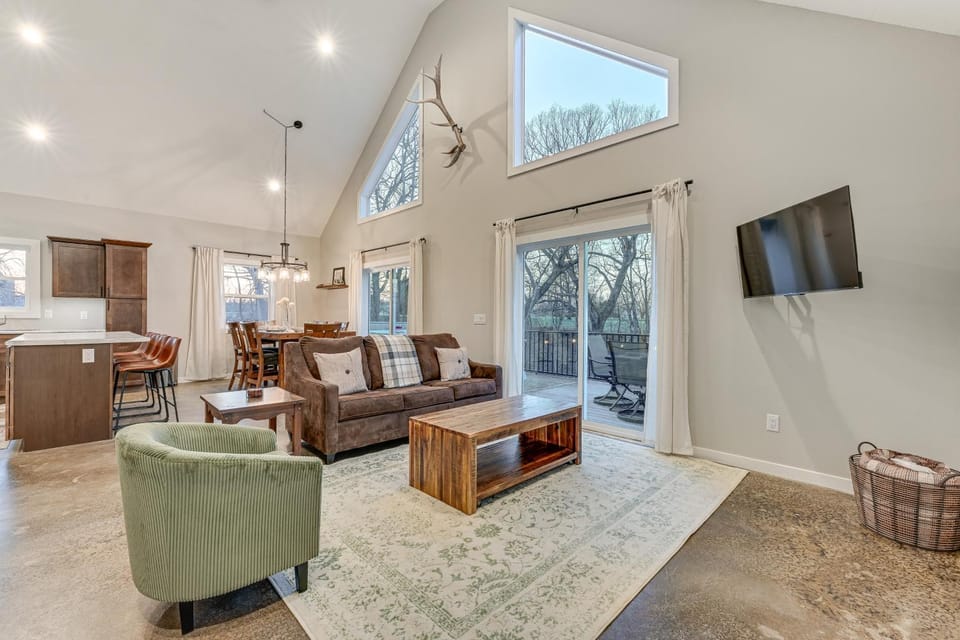 'Red Rock Lodge' w/ Hot Tub Near Raceway & Pella! House in Iowa