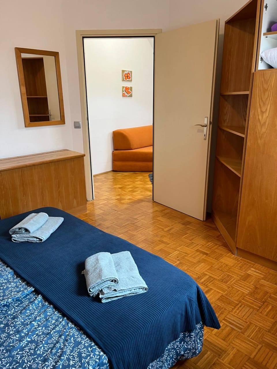 Bed, Photo of the whole room, Bedroom, towels