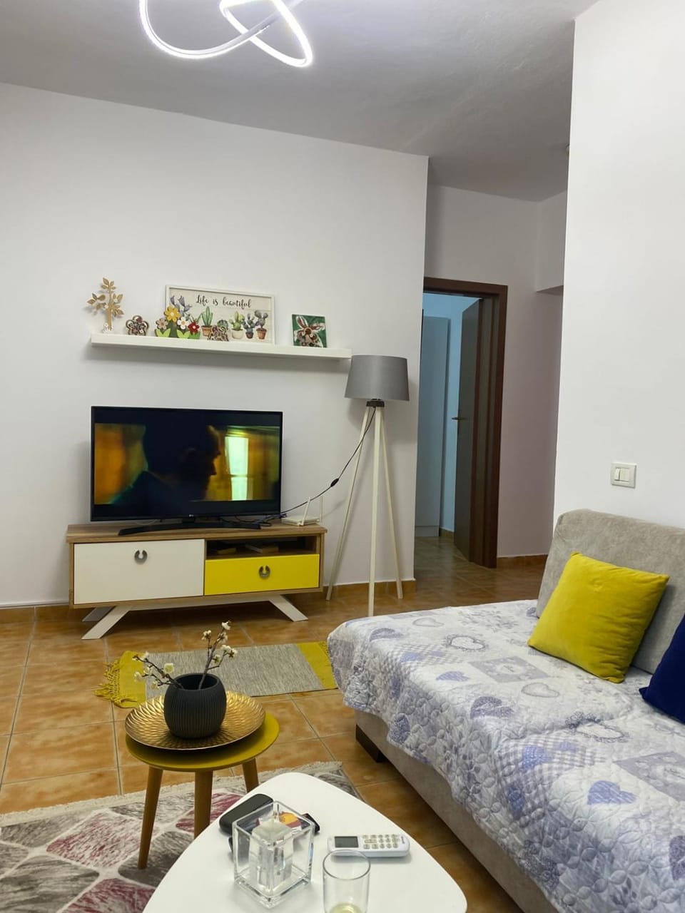 TV and multimedia, Living room, Seating area, Evening entertainment
