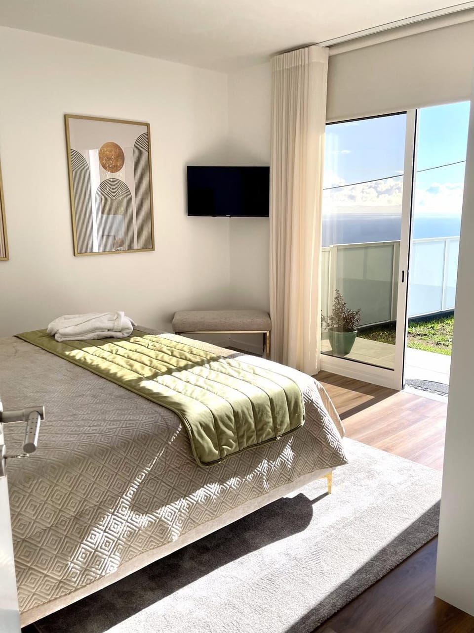 Bed, Natural landscape, TV and multimedia, Photo of the whole room, Bedroom