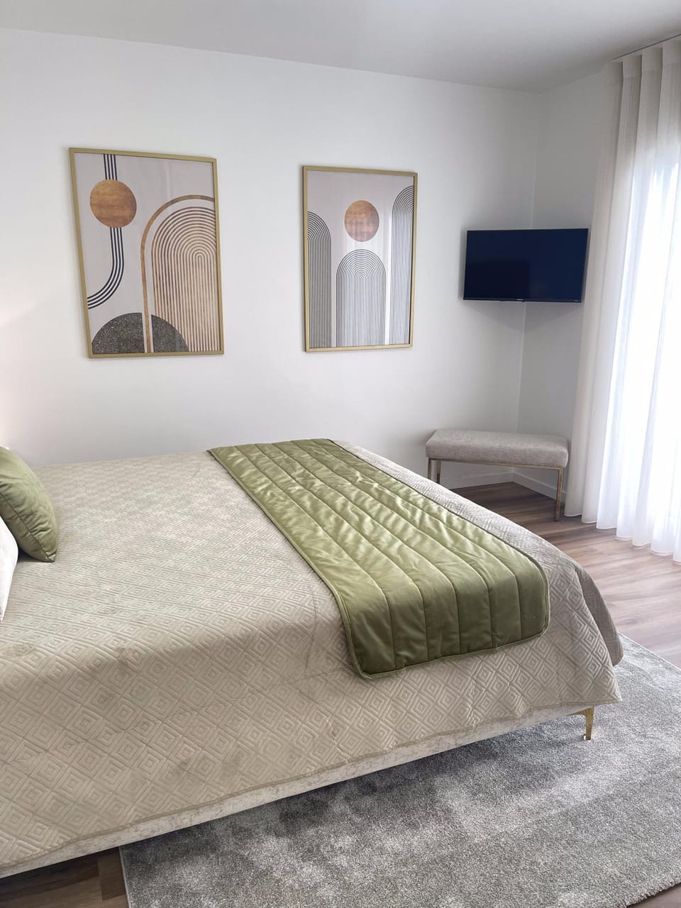 Bed, TV and multimedia, Photo of the whole room, Bedroom