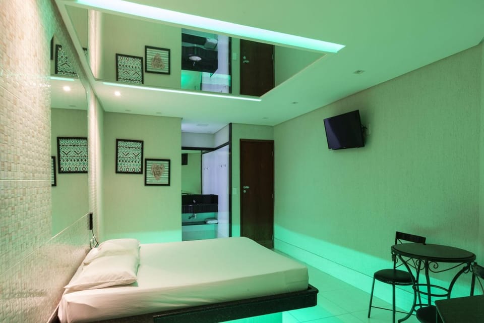 Bed, TV and multimedia, Photo of the whole room, air conditioner