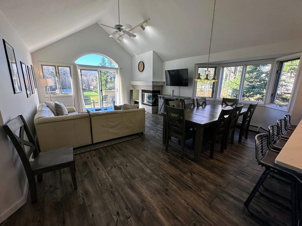 FV26 Renovated golf course townhouse House in Bretton Woods