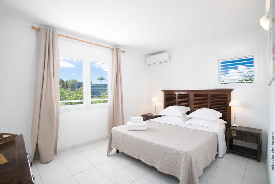 Bed, Photo of the whole room, Bedroom, towels, air conditioner