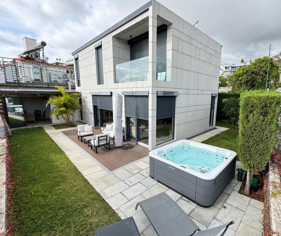 Property building, Patio, Day, Natural landscape, Garden, Hot Tub, Garden view