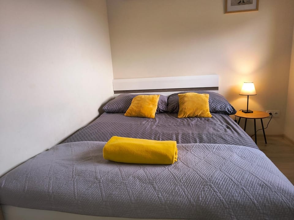 Bed, Bedroom, towels