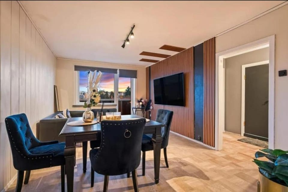 Communal lounge/ TV room, TV and multimedia, Living room, Seating area, Dining area, Evening entertainment