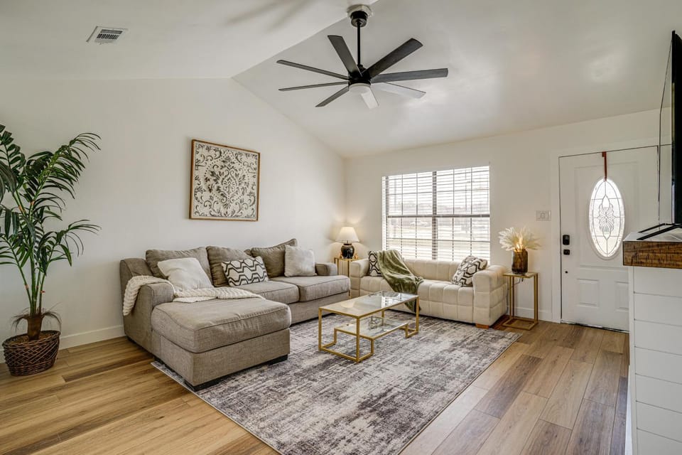 7 Mi to Lake Bridgeport: Home w/ Yard & Grill! House in Texas