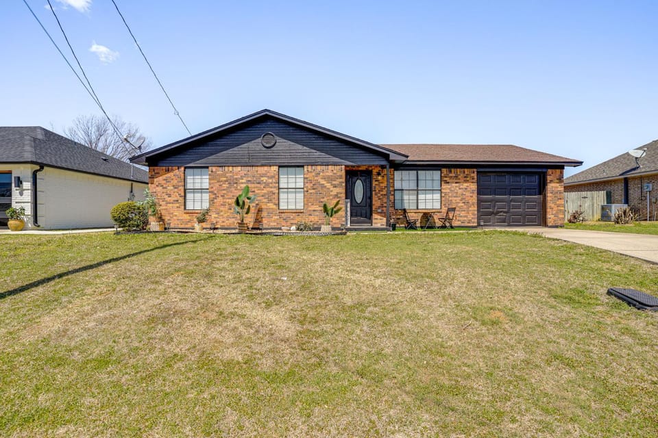 7 Mi to Lake Bridgeport: Home w/ Yard & Grill! House in Texas