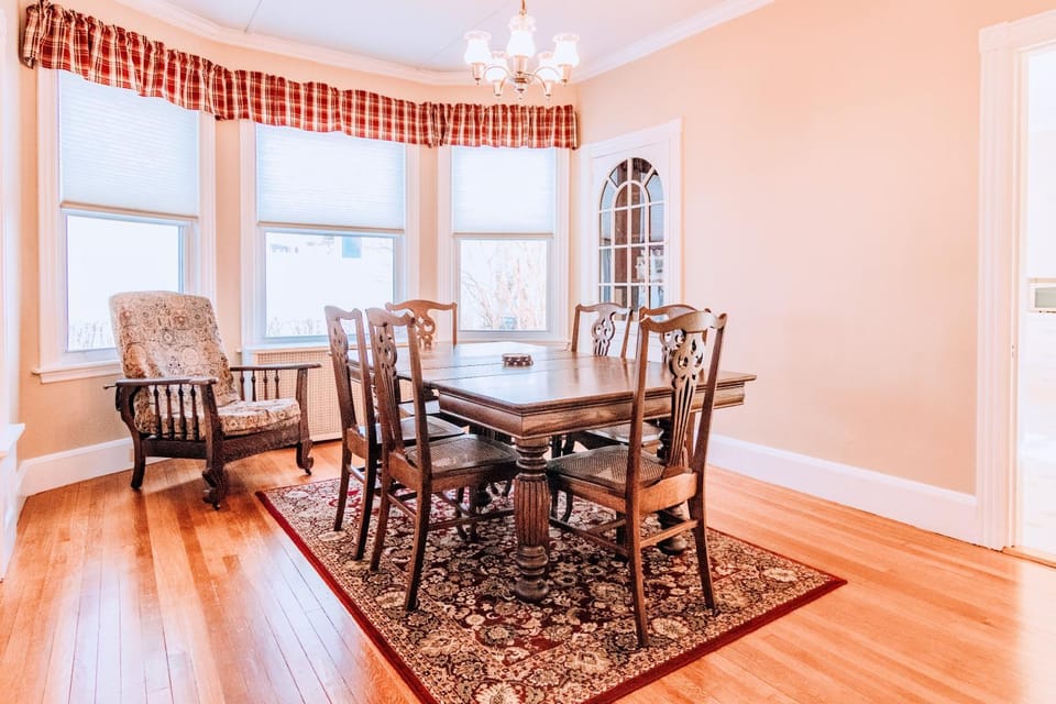 Spotless Victorian on William Apartment in Portland