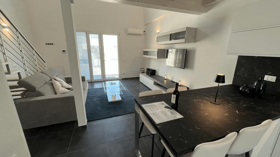 TV and multimedia, Kitchen or kitchenette, Living room, Seating area, Dining area, minibar, oven, stove, air conditioner
