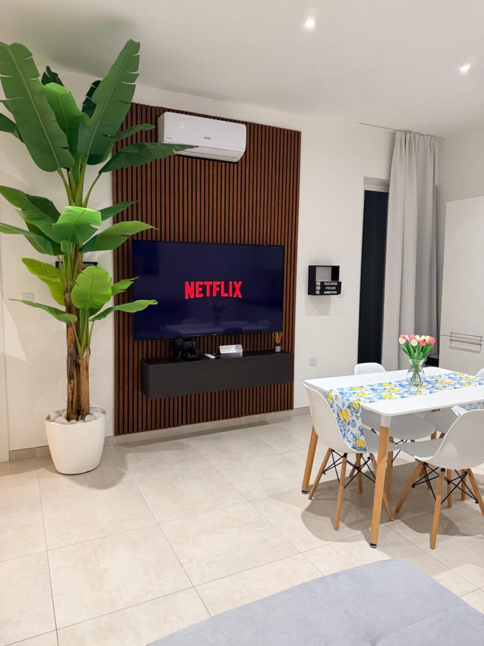 TV and multimedia, Living room, Seating area, Dining area, air conditioner