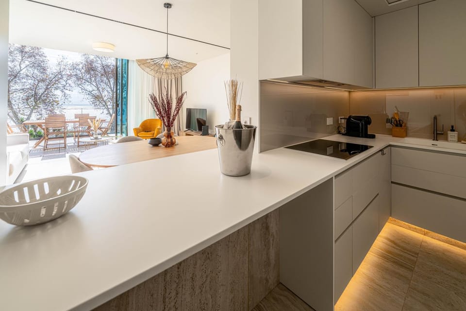 Coffee/tea facilities, Kitchen or kitchenette, dishwasher, oven, stove