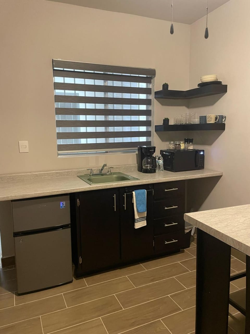 Kitchen or kitchenette, minibar, stove