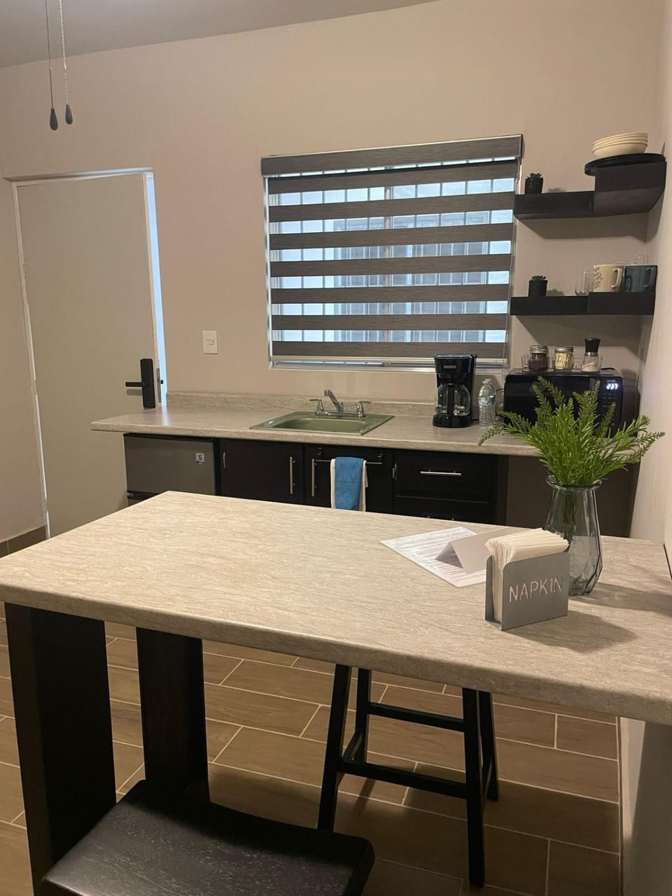 Kitchen or kitchenette, Dining area, minibar