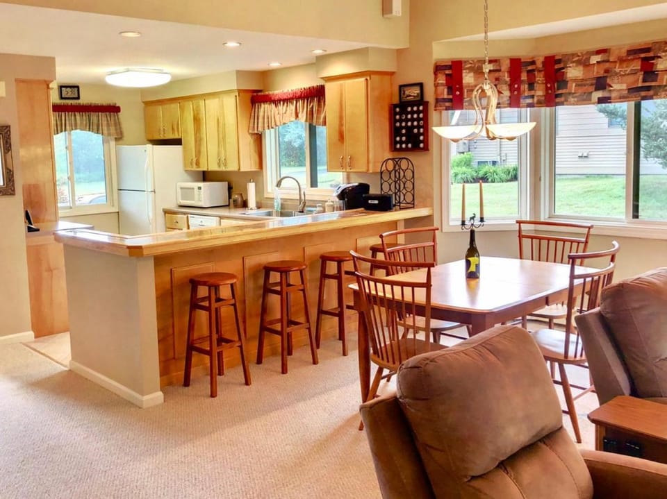 FV48 Modern home with AC within walking distance of golf course and Mt Washington Hotel House in Bretton Woods