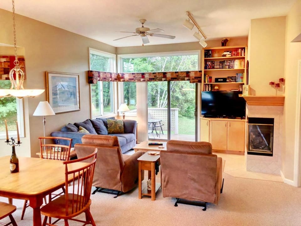 FV48 Modern home with AC within walking distance of golf course and Mt Washington Hotel House in Bretton Woods