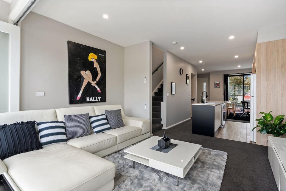 Modern 3-Bedroom Townhouse in Quiet Greenway House in Canberra