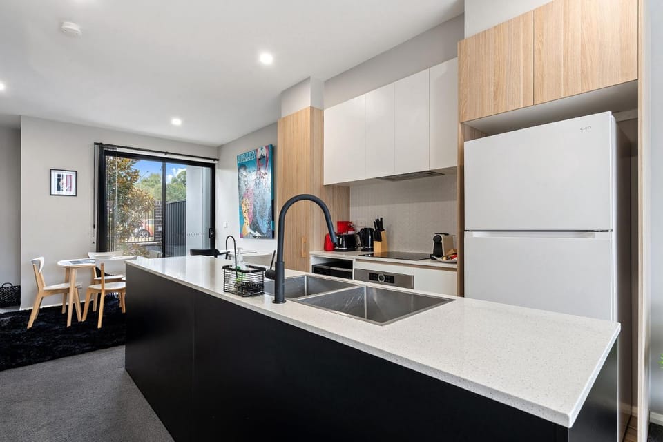Modern 3-Bedroom Townhouse in Quiet Greenway House in Canberra