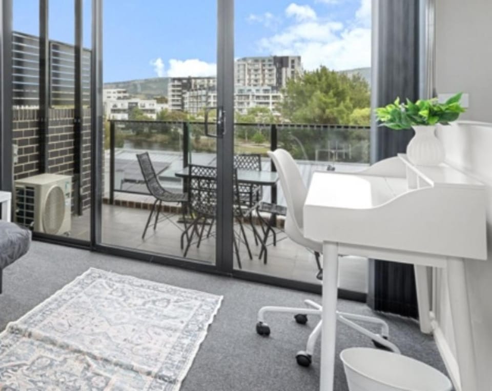 Modern 3-Bedroom Townhouse in Quiet Greenway House in Canberra
