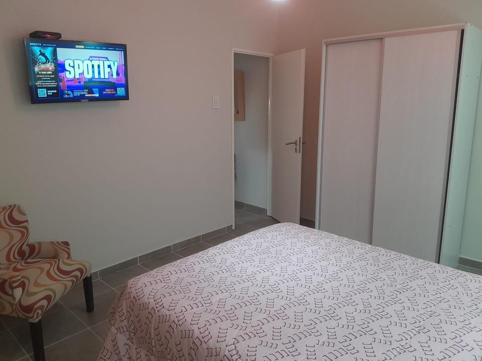 Bed, TV and multimedia, Photo of the whole room, Bedroom, wardrobe
