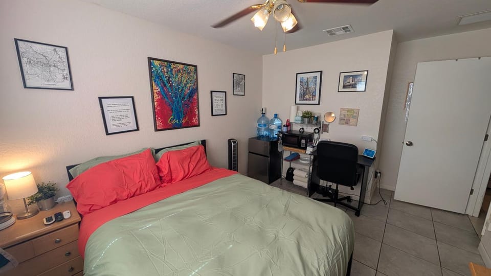 Bed, Kitchen or kitchenette, Photo of the whole room, Bedroom