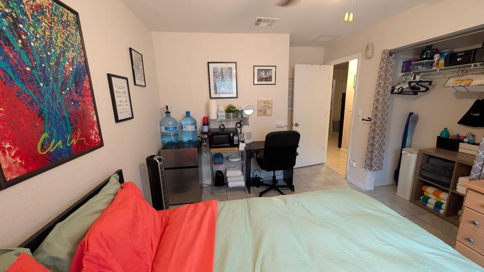Bed, TV and multimedia, Photo of the whole room, Bedroom