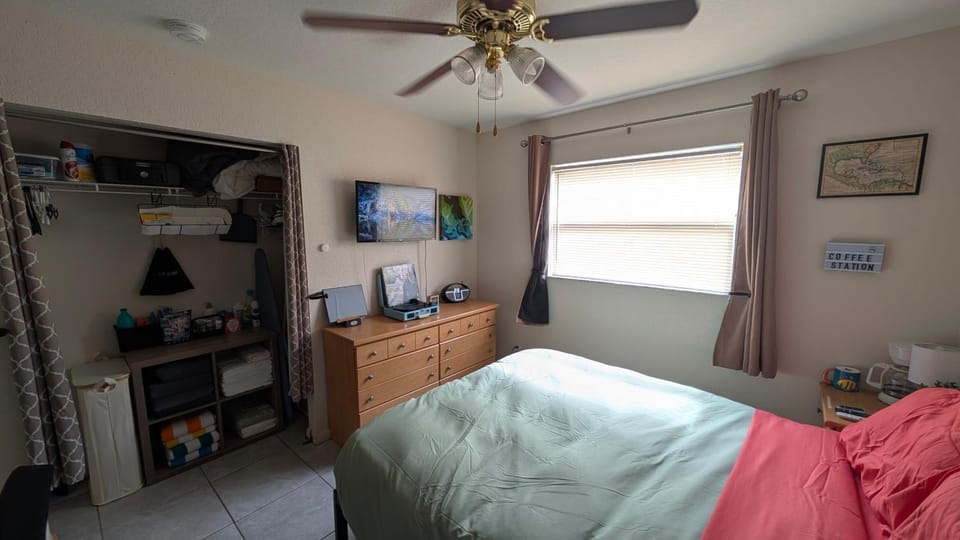 Bed, TV and multimedia, Photo of the whole room, Bedroom