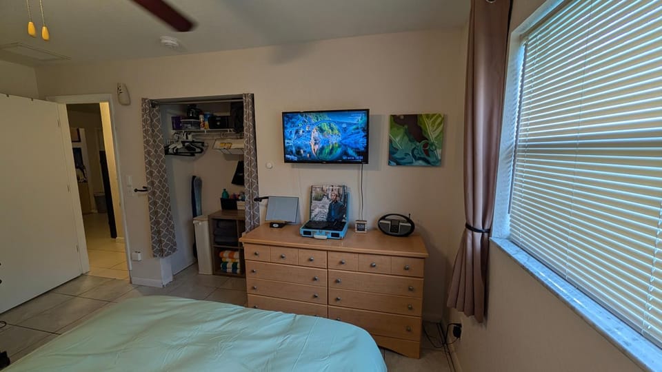 Bed, TV and multimedia, Photo of the whole room, Bedroom