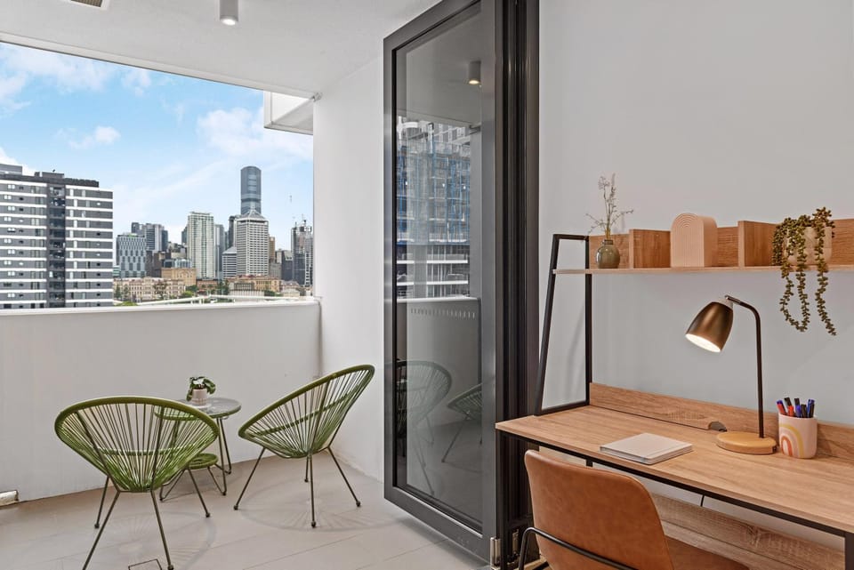 Central South Bank Apt with City Views, Study & Park Apartment in Brisbane City